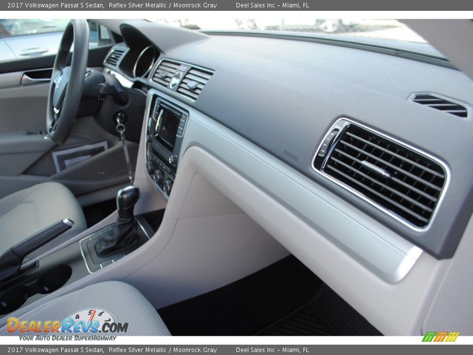 2017 Volkswagen Passat S Sedan Reflex Silver Metallic / Moonrock Gray Photo #19