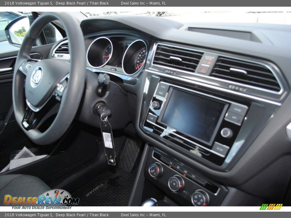 Controls of 2018 Volkswagen Tiguan S Photo #19