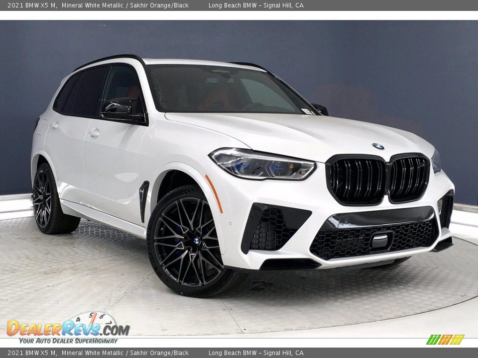 Front 3/4 View of 2021 BMW X5 M  Photo #19