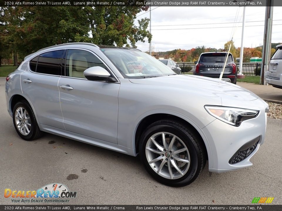 Front 3/4 View of 2020 Alfa Romeo Stelvio TI Lusso AWD Photo #3