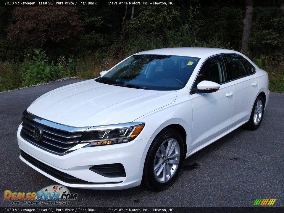 Front 3/4 View of 2020 Volkswagen Passat SE Photo #3
