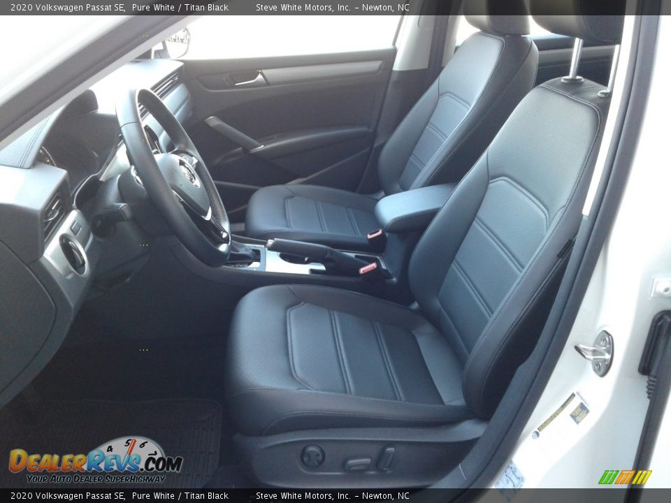 Front Seat of 2020 Volkswagen Passat SE Photo #11