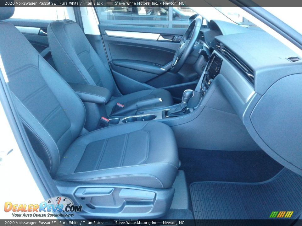 Front Seat of 2020 Volkswagen Passat SE Photo #16