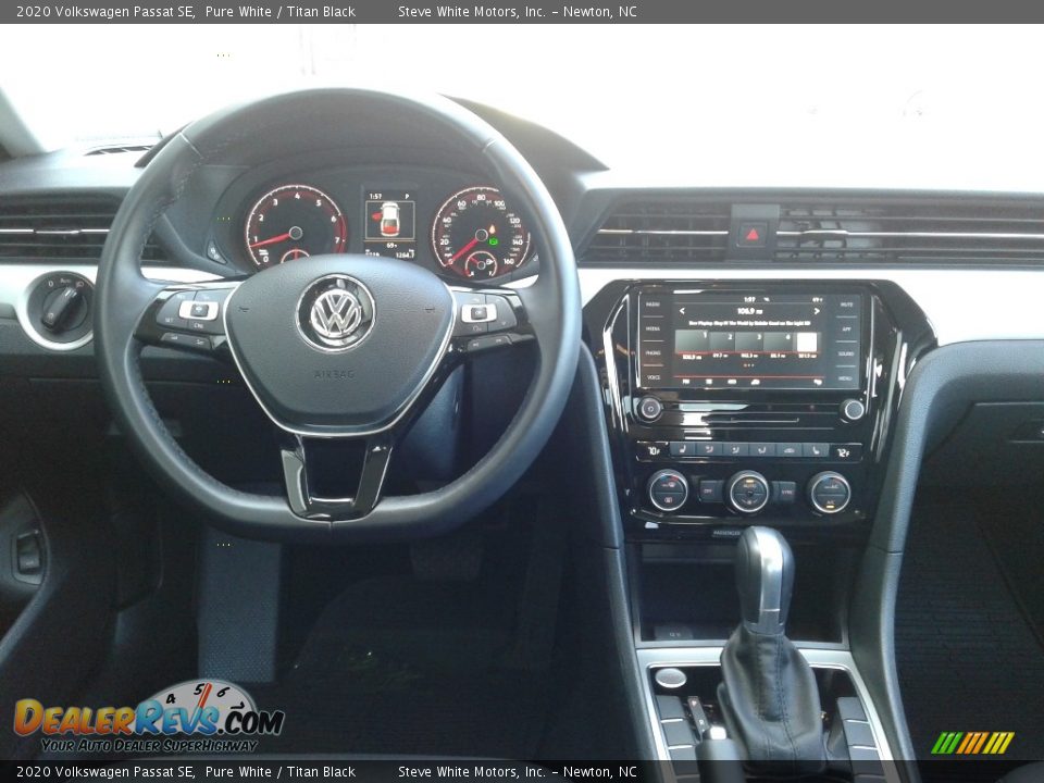2020 Volkswagen Passat SE Pure White / Titan Black Photo #17