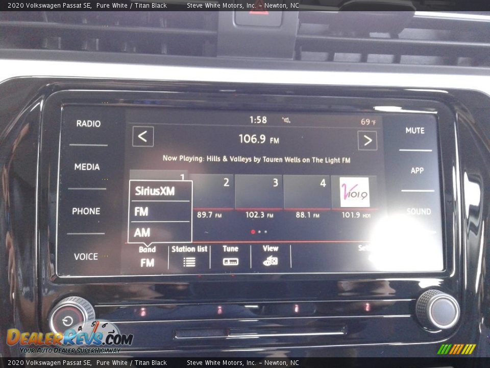 2020 Volkswagen Passat SE Pure White / Titan Black Photo #21