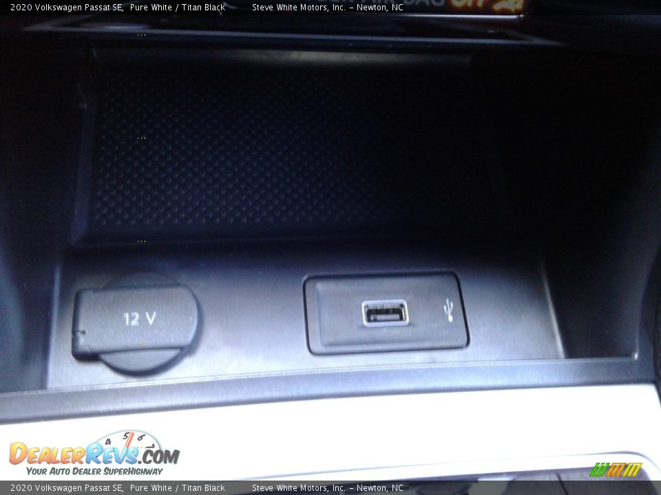 2020 Volkswagen Passat SE Pure White / Titan Black Photo #24