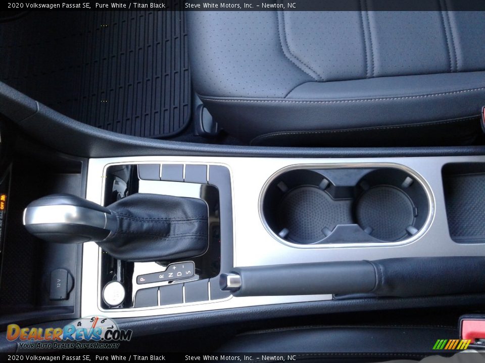 2020 Volkswagen Passat SE Pure White / Titan Black Photo #25