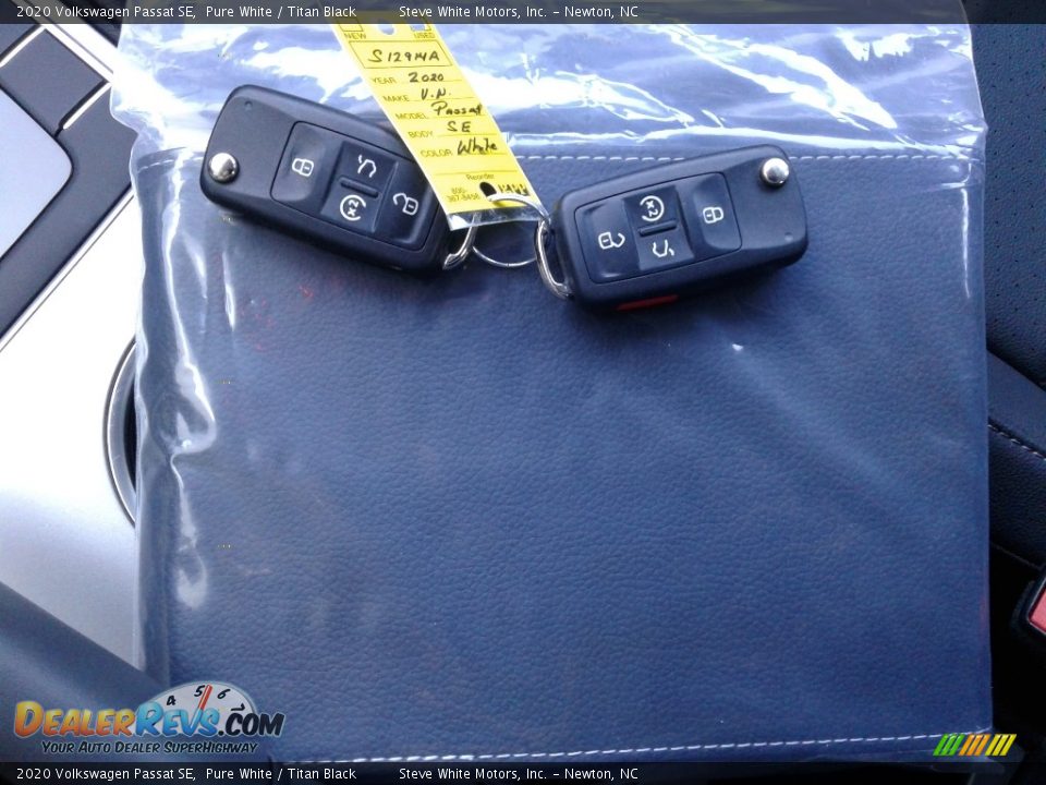 2020 Volkswagen Passat SE Pure White / Titan Black Photo #26