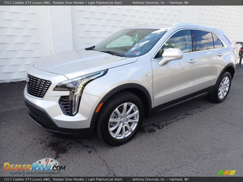 Front 3/4 View of 2021 Cadillac XT4 Luxury AWD Photo #2
