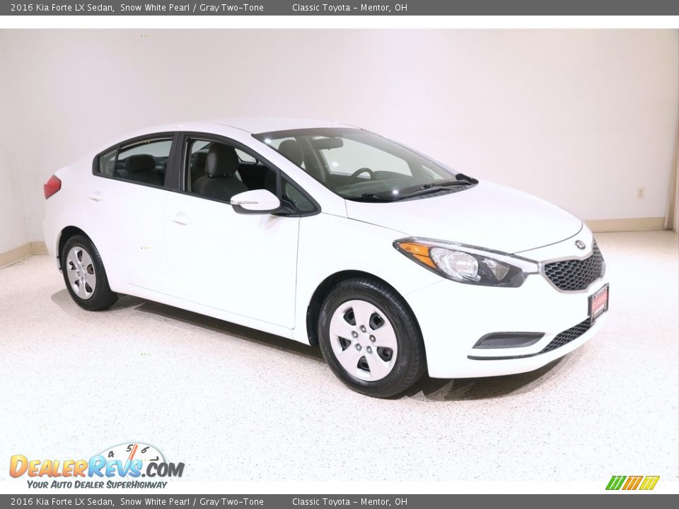 Front 3/4 View of 2016 Kia Forte LX Sedan Photo #1