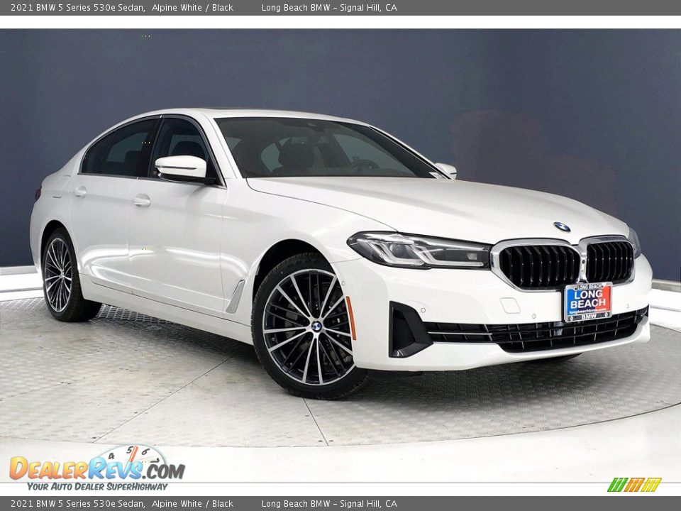 Front 3/4 View of 2021 BMW 5 Series 530e Sedan Photo #19