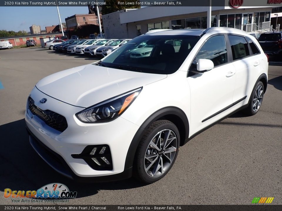 Front 3/4 View of 2020 Kia Niro Touring Hybrid Photo #5