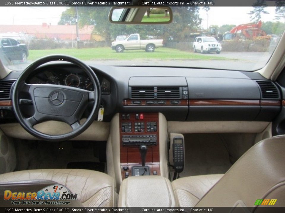 Dashboard of 1993 Mercedes-Benz S Class 300 SE Photo #12