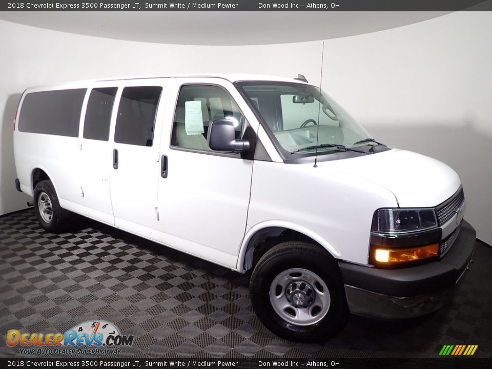 Front 3/4 View of 2018 Chevrolet Express 3500 Passenger LT Photo #1