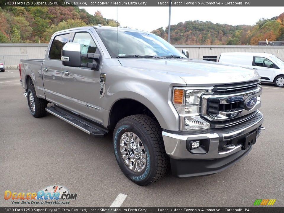 Front 3/4 View of 2020 Ford F250 Super Duty XLT Crew Cab 4x4 Photo #3