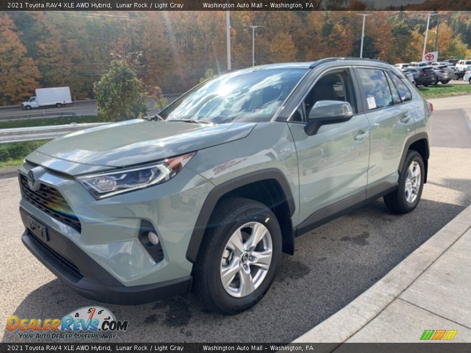 Front 3/4 View of 2021 Toyota RAV4 XLE AWD Hybrid Photo #34