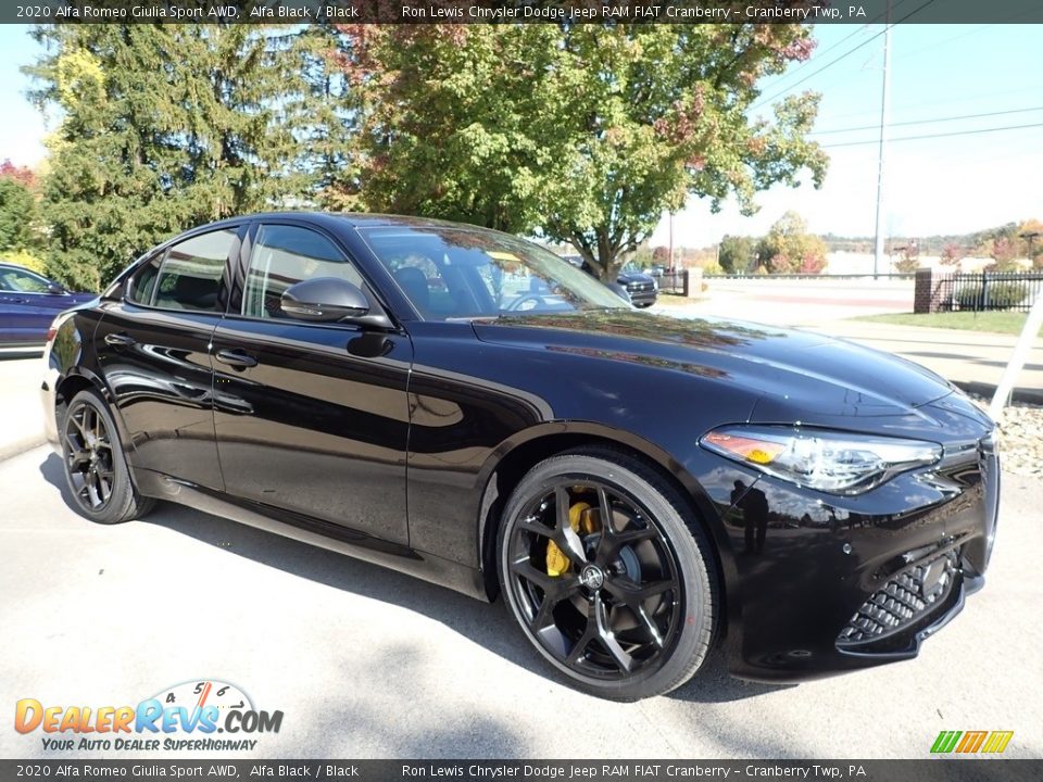 Front 3/4 View of 2020 Alfa Romeo Giulia Sport AWD Photo #3