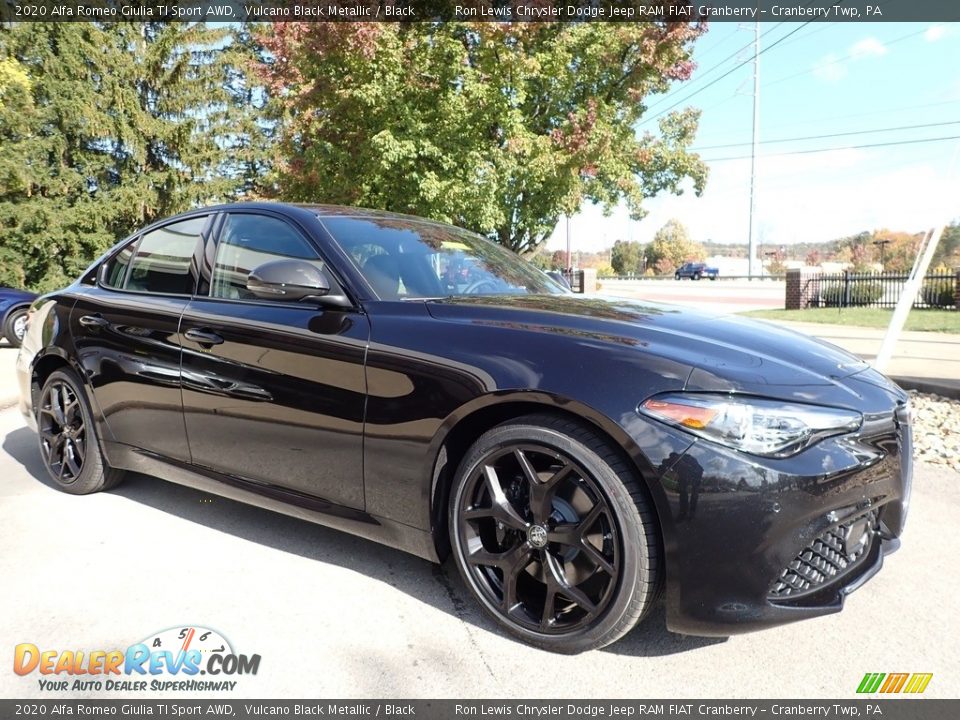 Front 3/4 View of 2020 Alfa Romeo Giulia TI Sport AWD Photo #3