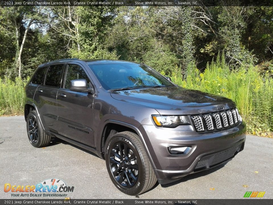 Front 3/4 View of 2021 Jeep Grand Cherokee Laredo 4x4 Photo #4