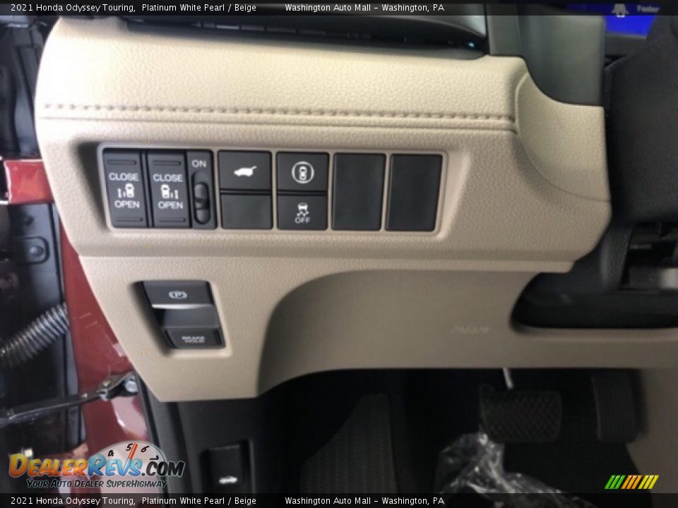 2021 Honda Odyssey Touring Platinum White Pearl / Beige Photo #11