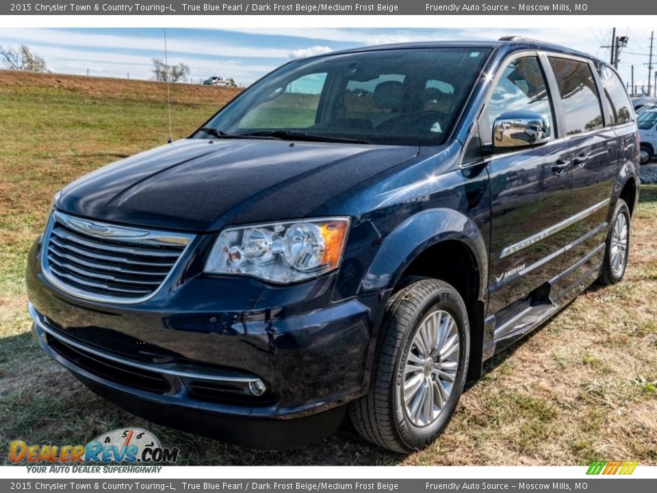 Front 3/4 View of 2015 Chrysler Town & Country Touring-L Photo #8