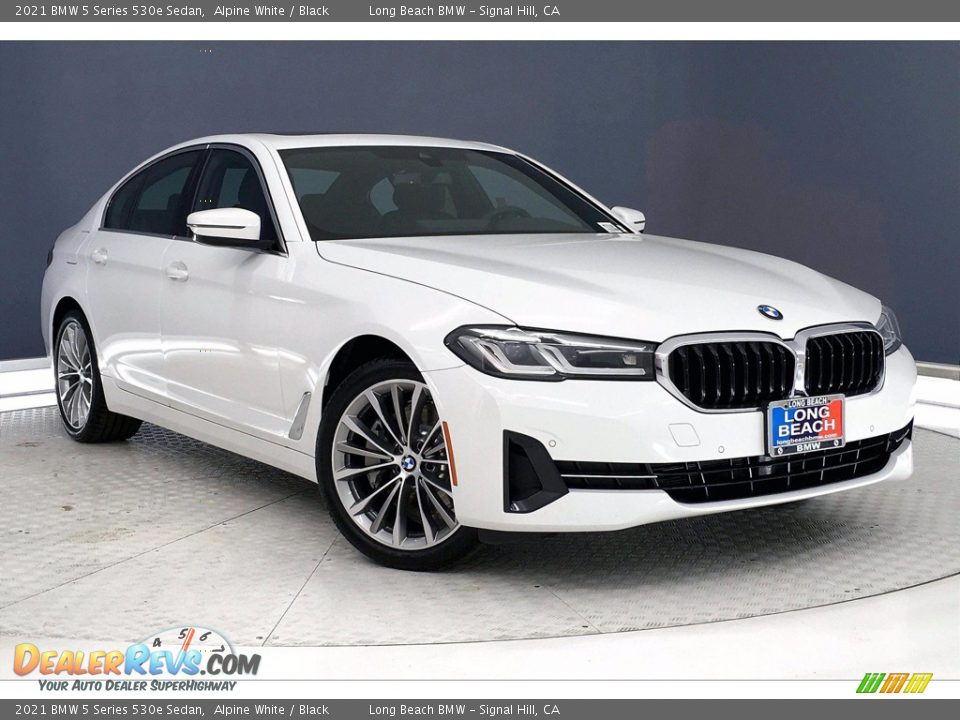 Front 3/4 View of 2021 BMW 5 Series 530e Sedan Photo #19