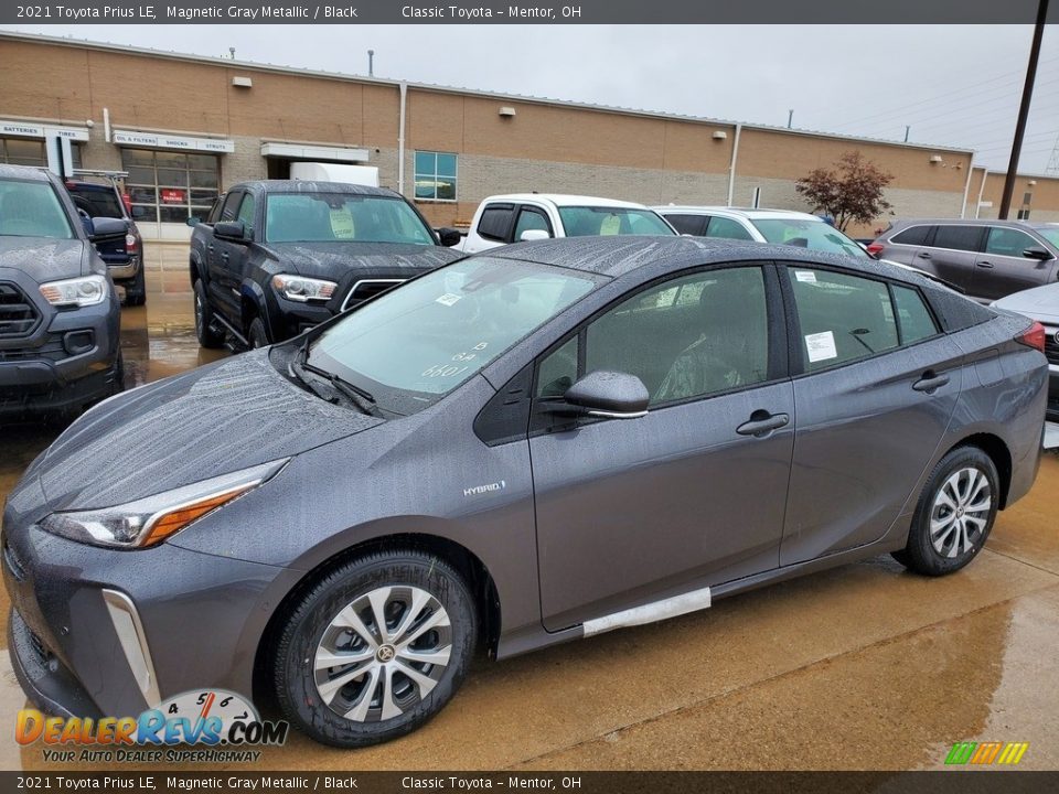 Front 3/4 View of 2021 Toyota Prius LE Photo #1