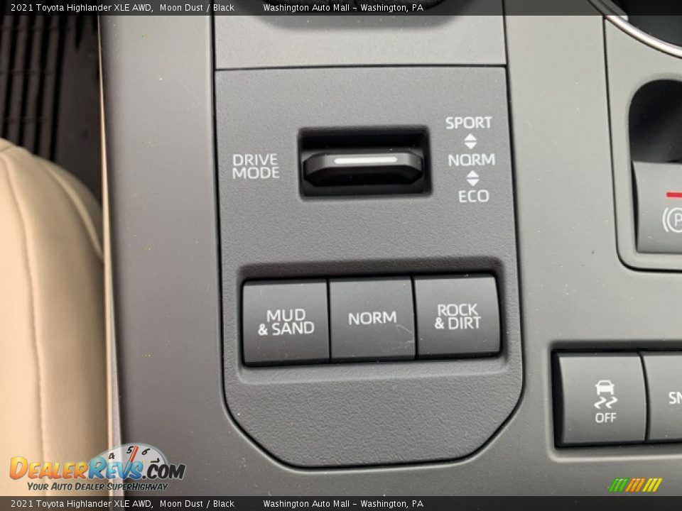 Controls of 2021 Toyota Highlander XLE AWD Photo #23