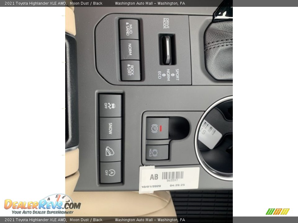Controls of 2021 Toyota Highlander XLE AWD Photo #24