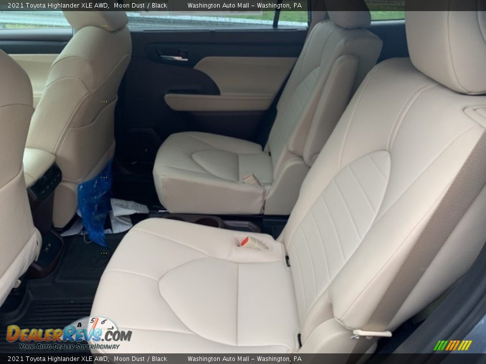 Rear Seat of 2021 Toyota Highlander XLE AWD Photo #29
