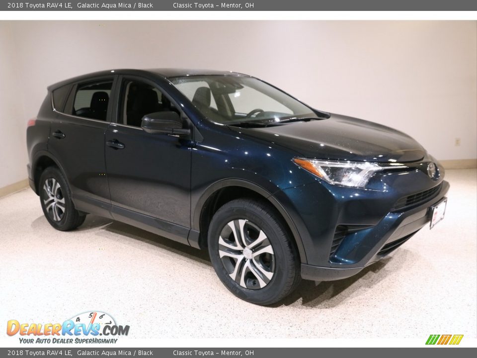 Front 3/4 View of 2018 Toyota RAV4 LE Photo #1