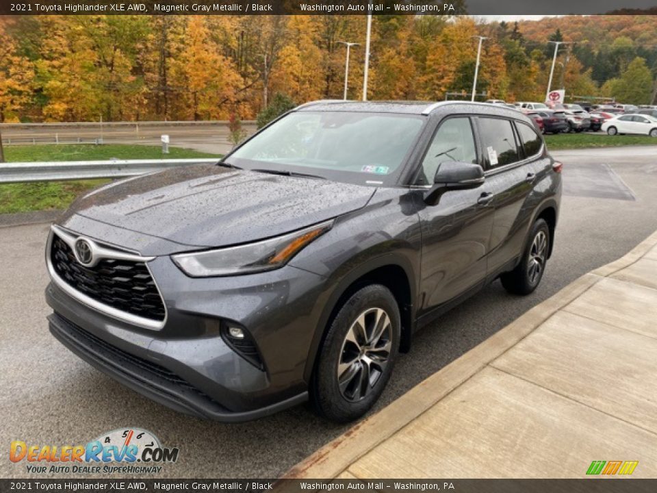 Front 3/4 View of 2021 Toyota Highlander XLE AWD Photo #8