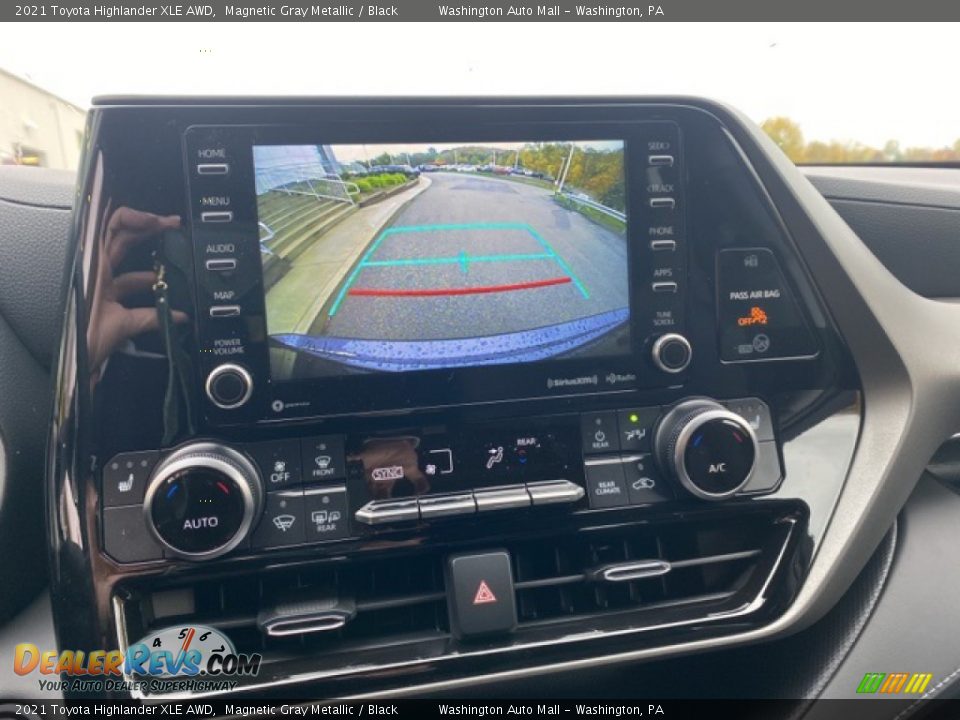 Controls of 2021 Toyota Highlander XLE AWD Photo #12