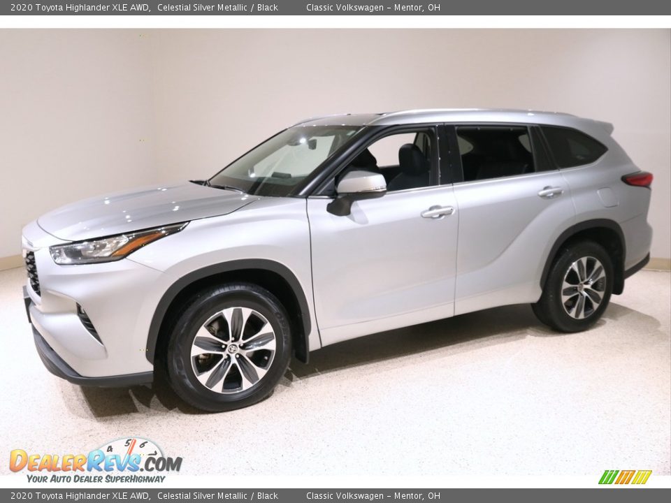 Front 3/4 View of 2020 Toyota Highlander XLE AWD Photo #3