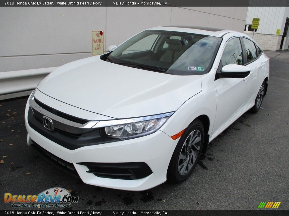 Front 3/4 View of 2018 Honda Civic EX Sedan Photo #9