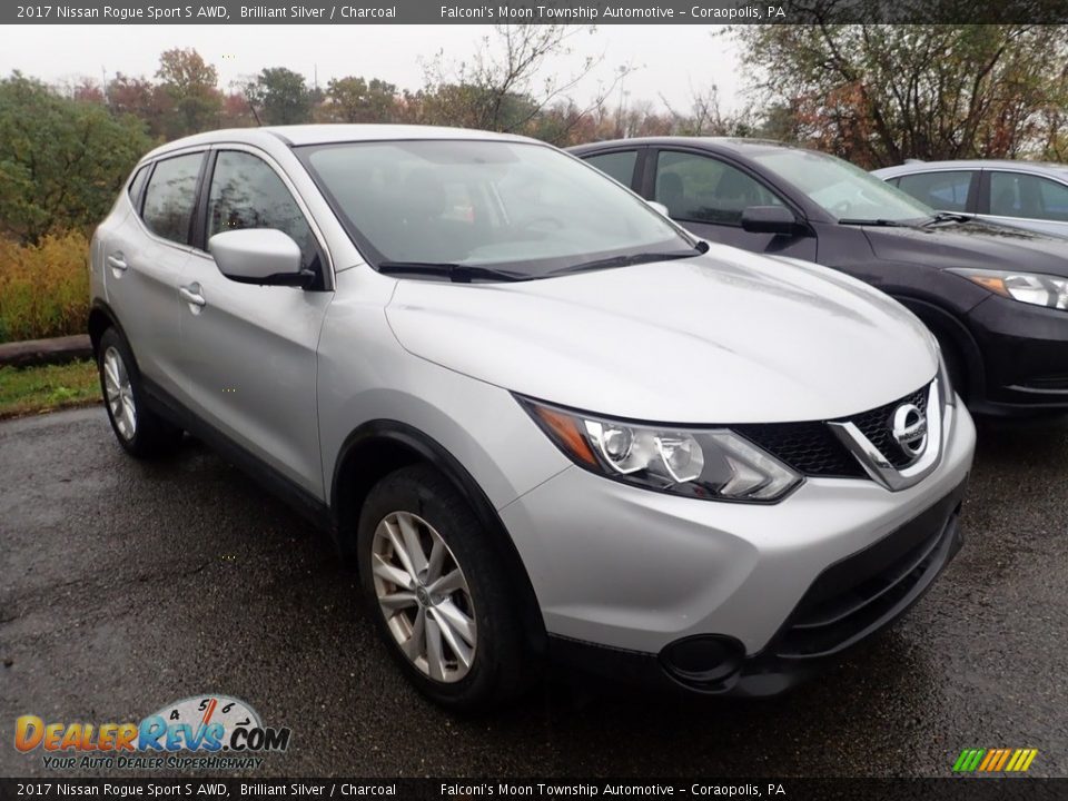 Front 3/4 View of 2017 Nissan Rogue Sport S AWD Photo #5