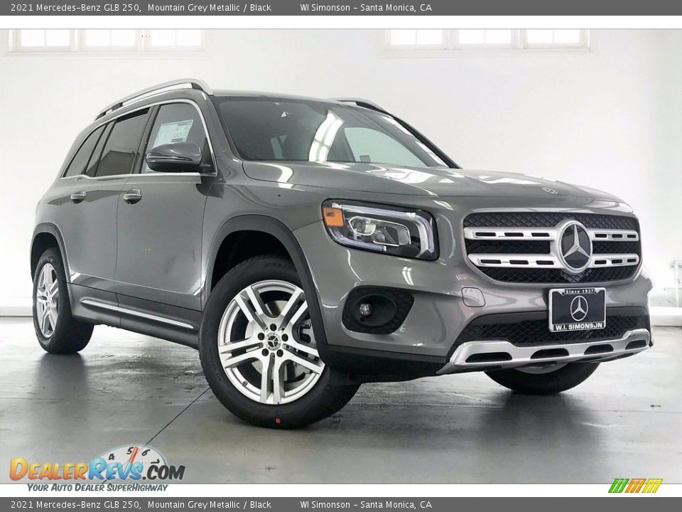 Front 3/4 View of 2021 Mercedes-Benz GLB 250 Photo #12