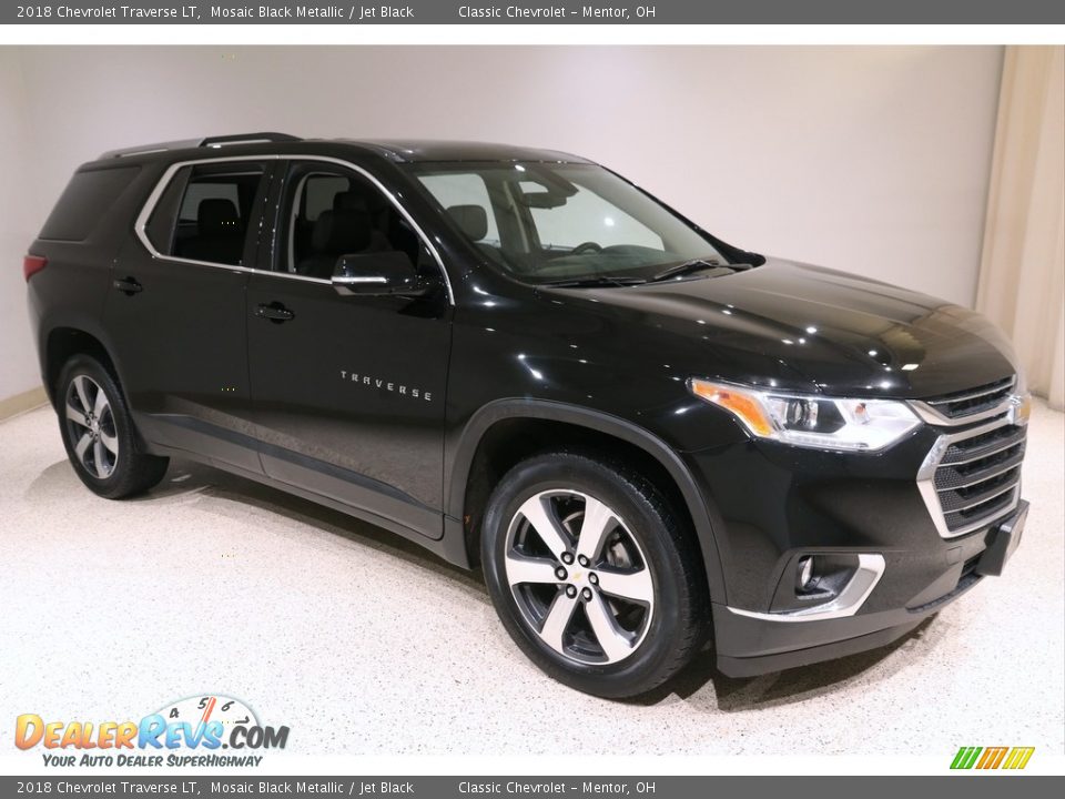 Front 3/4 View of 2018 Chevrolet Traverse LT Photo #1