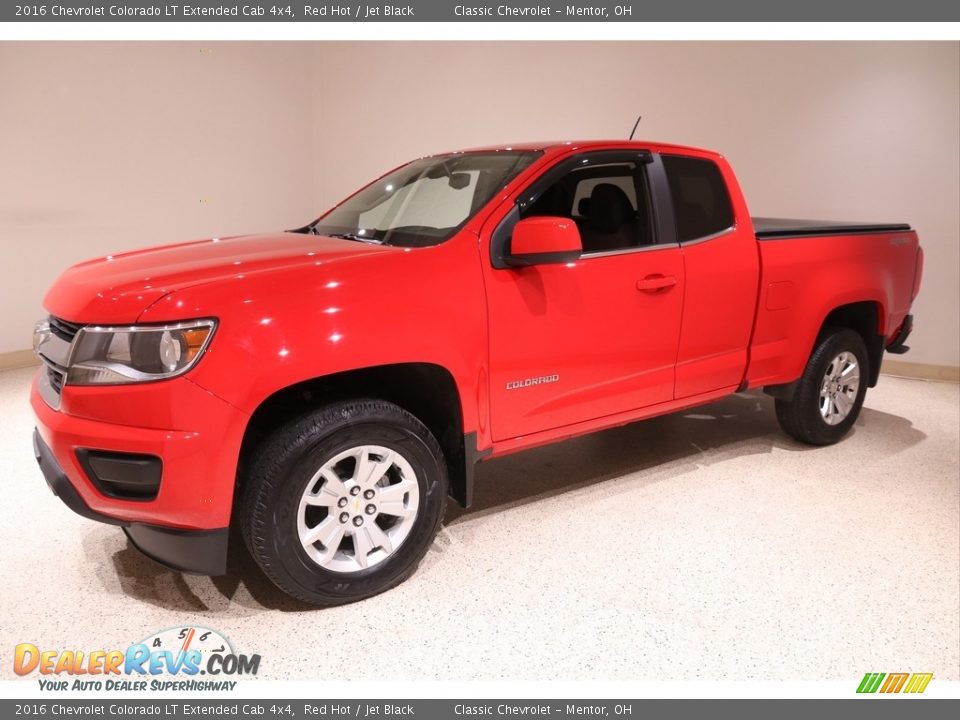 Front 3/4 View of 2016 Chevrolet Colorado LT Extended Cab 4x4 Photo #3