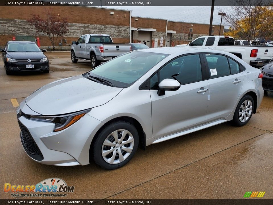 Front 3/4 View of 2021 Toyota Corolla LE Photo #1