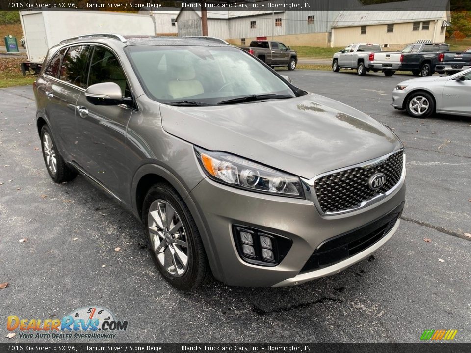 Front 3/4 View of 2016 Kia Sorento SX V6 Photo #4