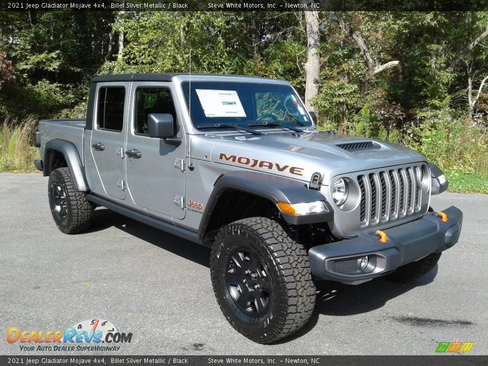 Front 3/4 View of 2021 Jeep Gladiator Mojave 4x4 Photo #4