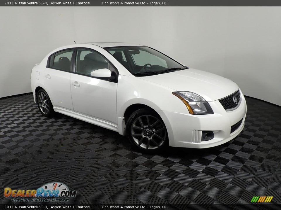 Front 3/4 View of 2011 Nissan Sentra SE-R Photo #4