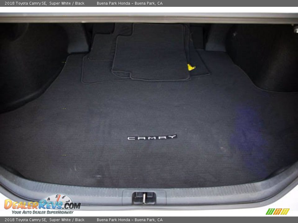 2018 Toyota Camry SE Super White / Black Photo #21