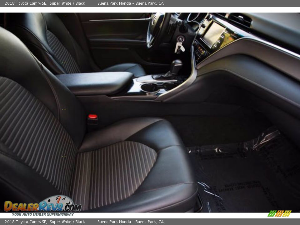 2018 Toyota Camry SE Super White / Black Photo #24