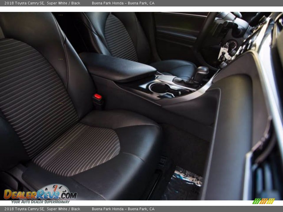 2018 Toyota Camry SE Super White / Black Photo #25