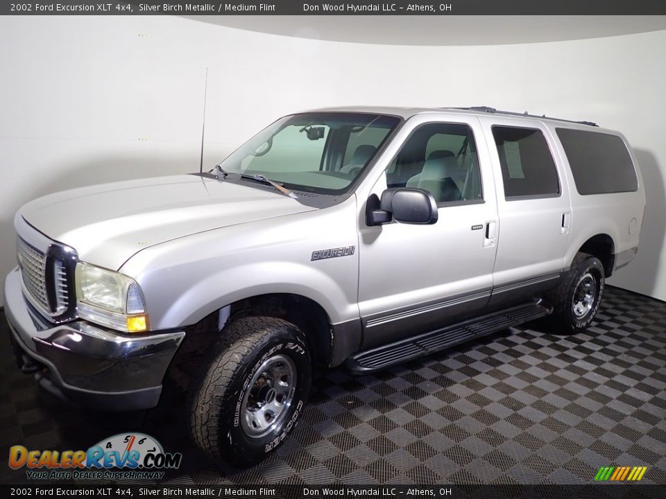 Front 3/4 View of 2002 Ford Excursion XLT 4x4 Photo #7