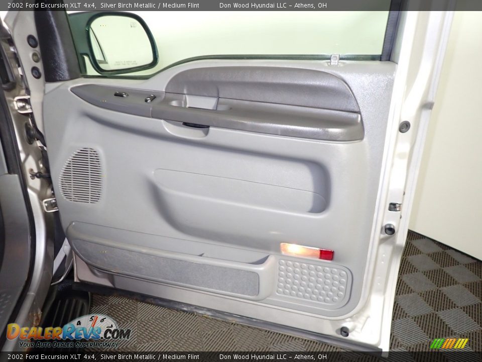 Door Panel of 2002 Ford Excursion XLT 4x4 Photo #26