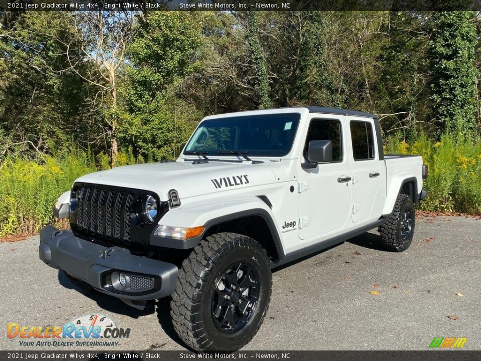 Front 3/4 View of 2021 Jeep Gladiator Willys 4x4 Photo #2