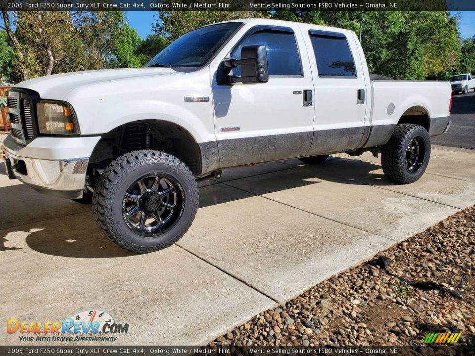 2005 Ford F250 Super Duty XLT Crew Cab 4x4 Oxford White / Medium Flint Photo #1